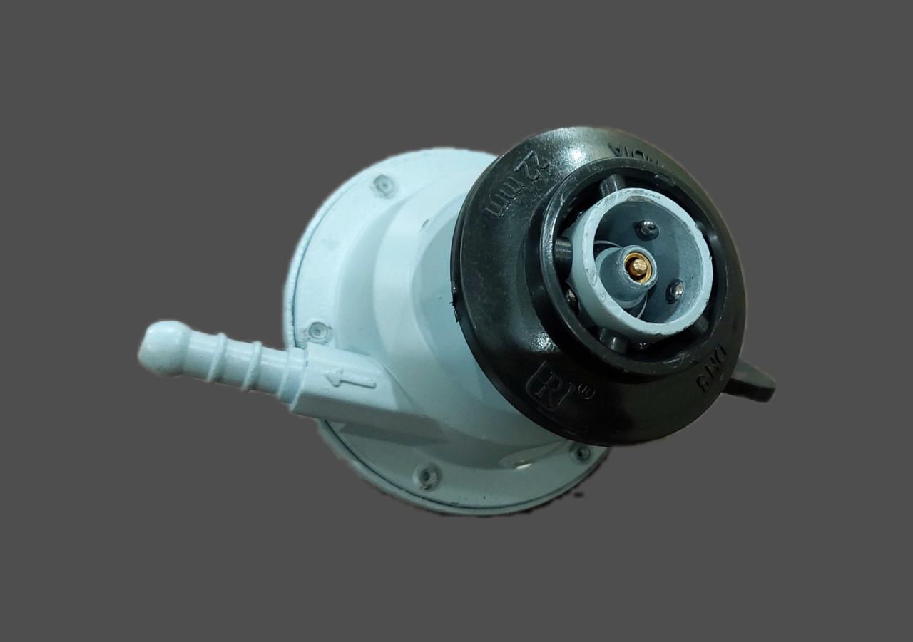 Underside connection and hose fitting of a light blue LPG regulator